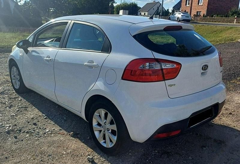 Używany Kia Rio 90 KM (66 kW) 2011 Biały Hatchback