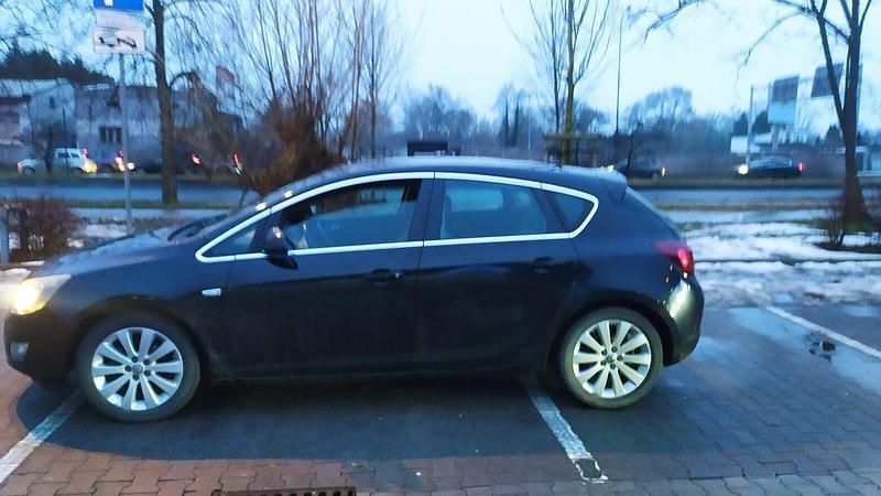 Używany Opel Astra Cosmo 2010 Srebrny Hatchback