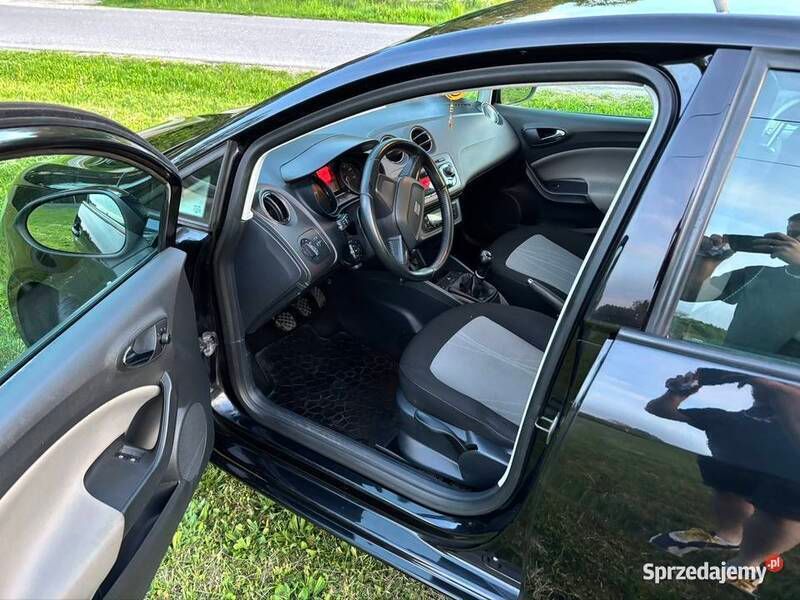 Czarny Używany 2012 Seat Ibiza Hatchback | 20 500 zł (Uczciwa cena) - Obraz 1/4