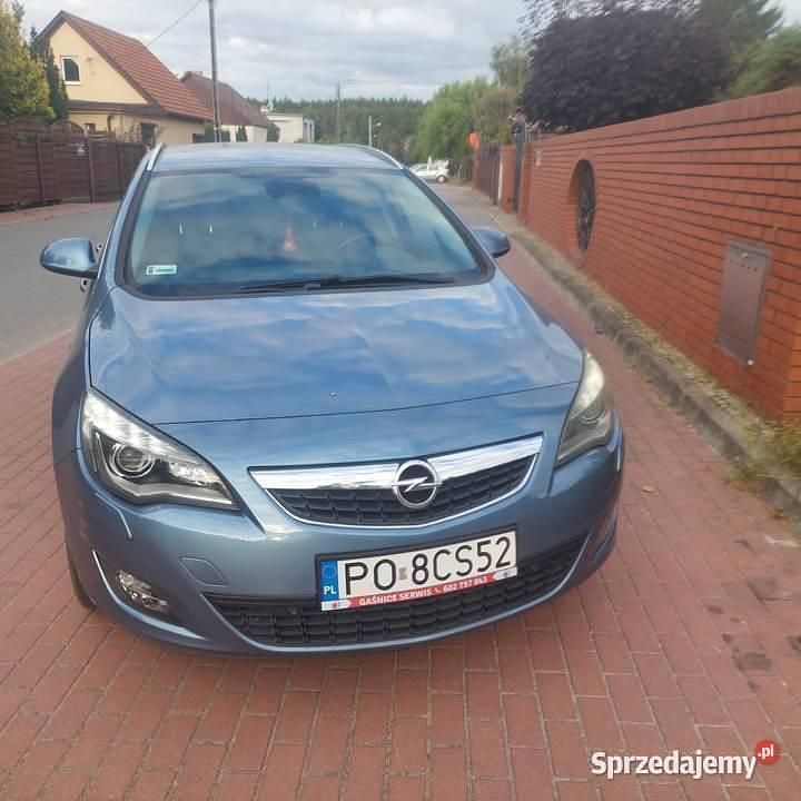 Niebieski Używany 2012 Opel Astra Kombi | 23 900 zł (Uczciwa cena) - Obraz 1/4