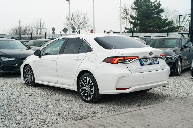Używany Toyota Corolla 122 KM (89 kW) 2020 Biały (metalik) Sedan/Limuzyna