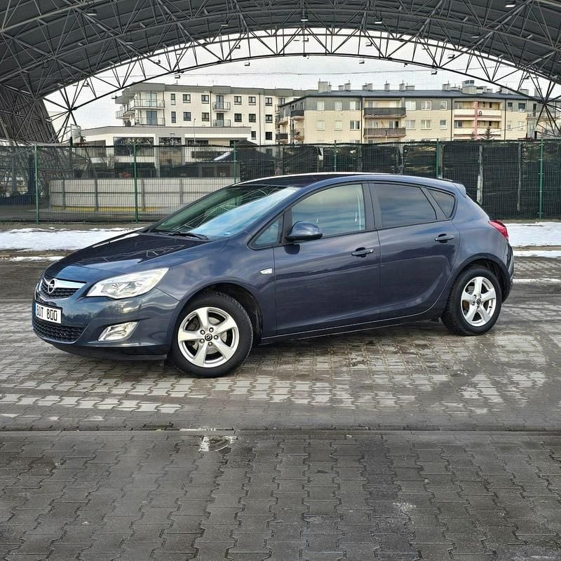 Używany Opel Astra Cosmo 140 KM (102 kW) 2010 Niebieski jasny (metalik) Hatchback