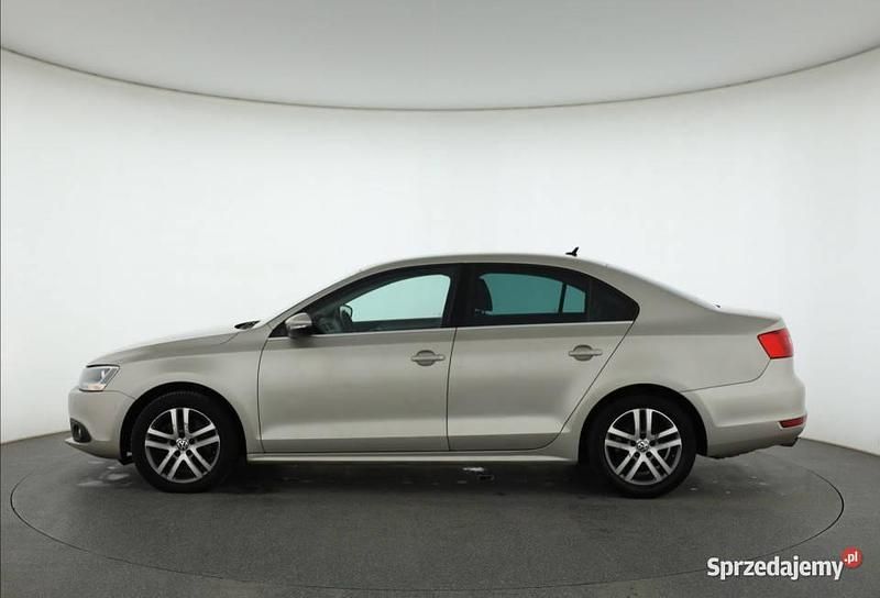 Używany VW Jetta 160 KM (117 kW) 2014 Beżowy Sedan/Limuzyna