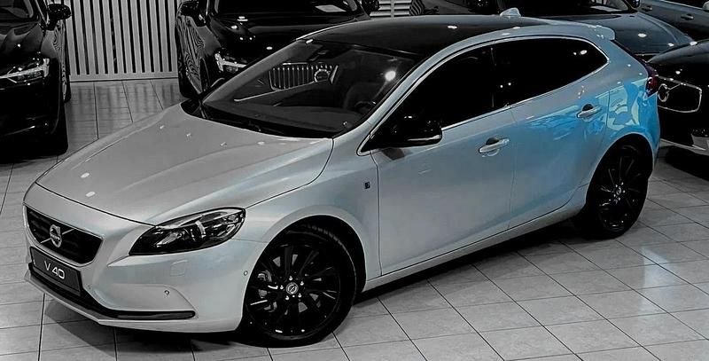 Używany Volvo V40 Ocean Race 190 KM (139 kW) 2015 Srebrny Sedan/Limuzyna