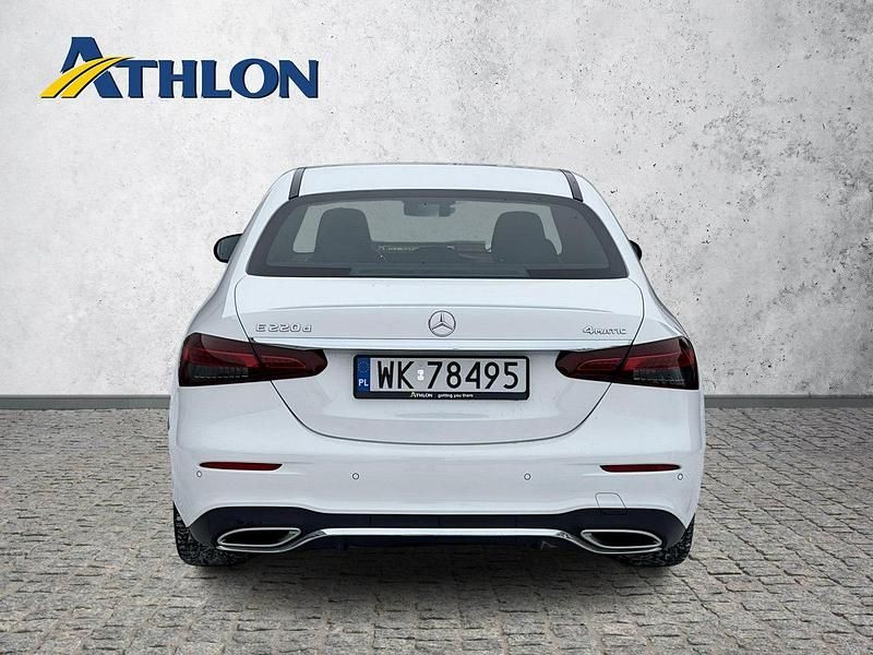 Używany Mercedes E220 194 KM (142 kW) 2021 Biały Sedan/Limuzyna