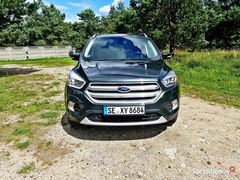 Zielony (metalik) Używany 2017 Ford Kuga Titanium SUV | 64 990 zł (Uczciwa cena) - Obraz 1/4