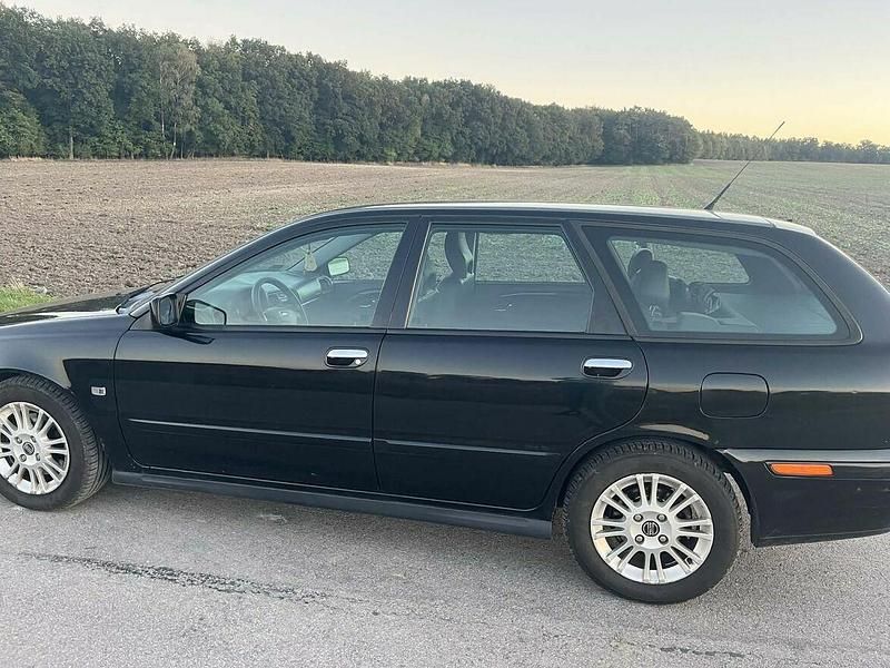 Używany Volvo V40 2004 Czarny Kombi