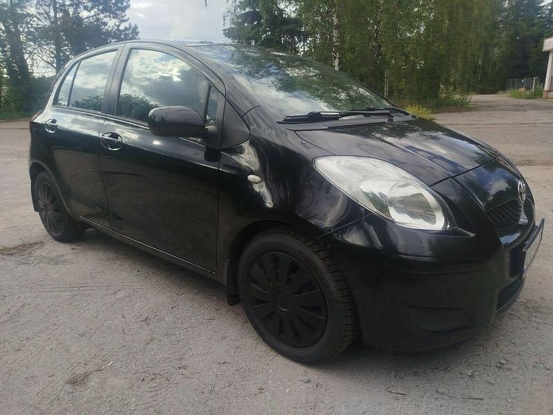Czarny Używany 2009 Toyota Yaris Hatchback | 9300 zł (Dobra cena) - Obraz 1/4