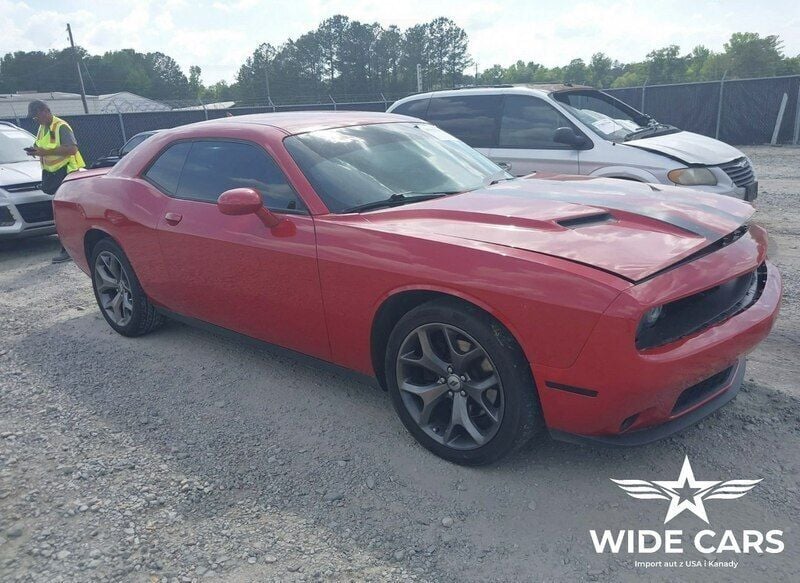 Czerwony (metalik) Używany 2017 Dodge Challenger SXT Coupe | 38 500 zł - Obraz 1/4