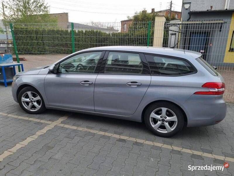 Używany Peugeot 308 2018 Srebrny Sedan/Limuzyna