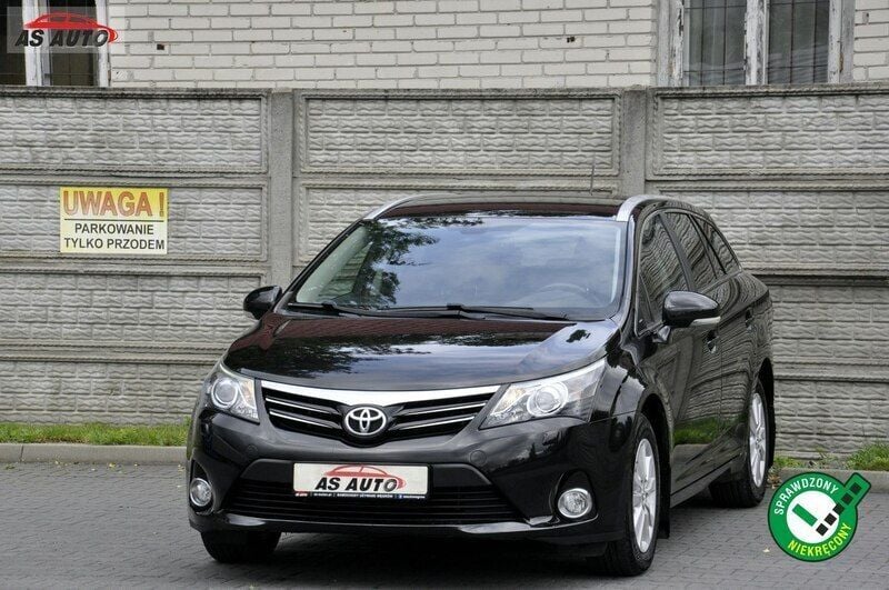 Czarny Używany 2014 Toyota Avensis Kombi | 43 900 zł (Uczciwa cena) - Obraz 1/4