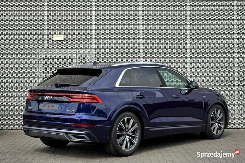 Granatowy Używany 2023 Audi Q8 Ambiente SUV | 369 900 zł - Obraz 1/4