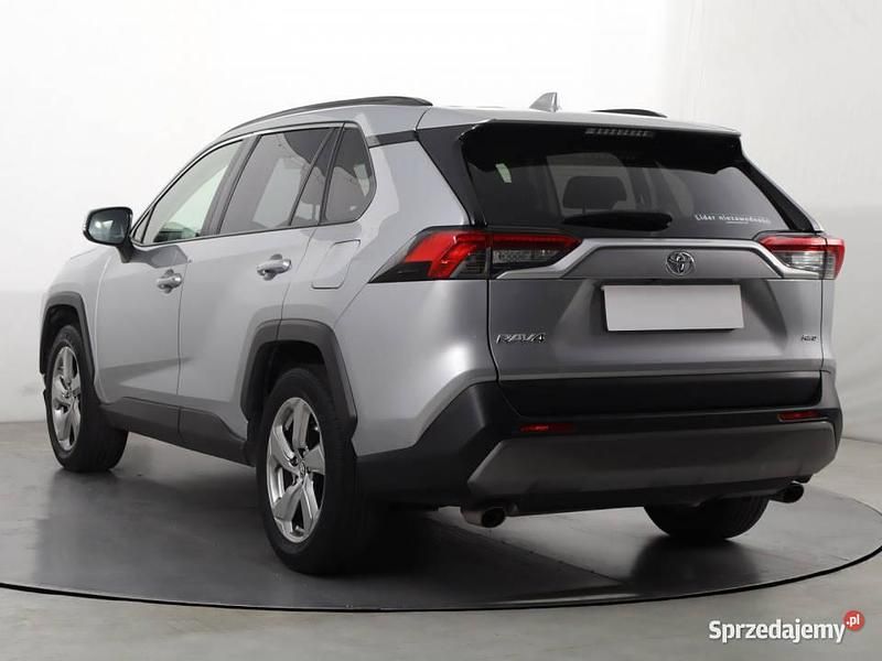 Używany Toyota RAV4 175 KM (128 kW) 2019 Srebrny SUV