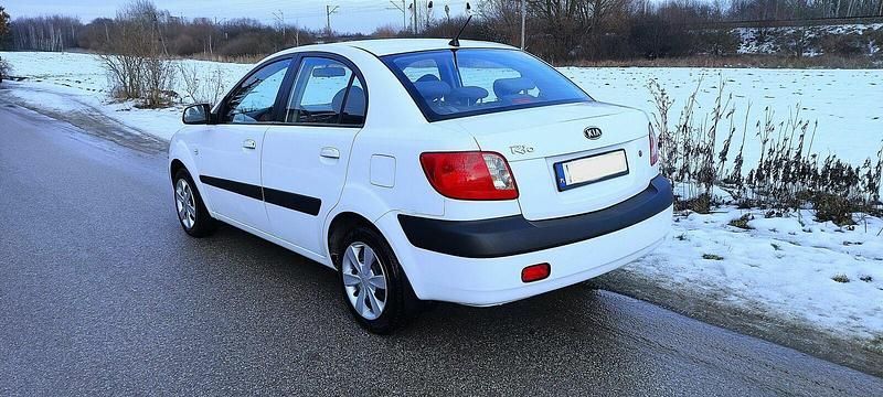 Używany Kia Rio 97 KM (71 kW) 2006 Biały Sedan/Limuzyna