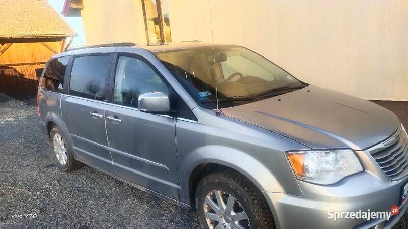 Używany Chrysler Town & Country Touring 2013 Srebrny Minivan