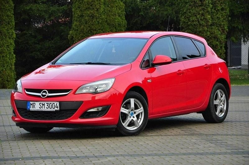 Używany Opel Astra 115 KM (84 kW) 2015 Czerwony (metalik) Sedan/Limuzyna