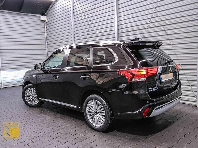 Używany Mitsubishi Outlander P-HEV 135 KM (99 kW) 2020 Czarny (metalik) SUV