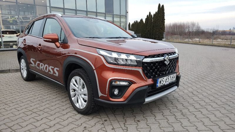 Zq3 canyon brown pearl metallic Używany 2024 Suzuki SX4 S-Cross SUV | 114 900 zł - Obraz 1/1