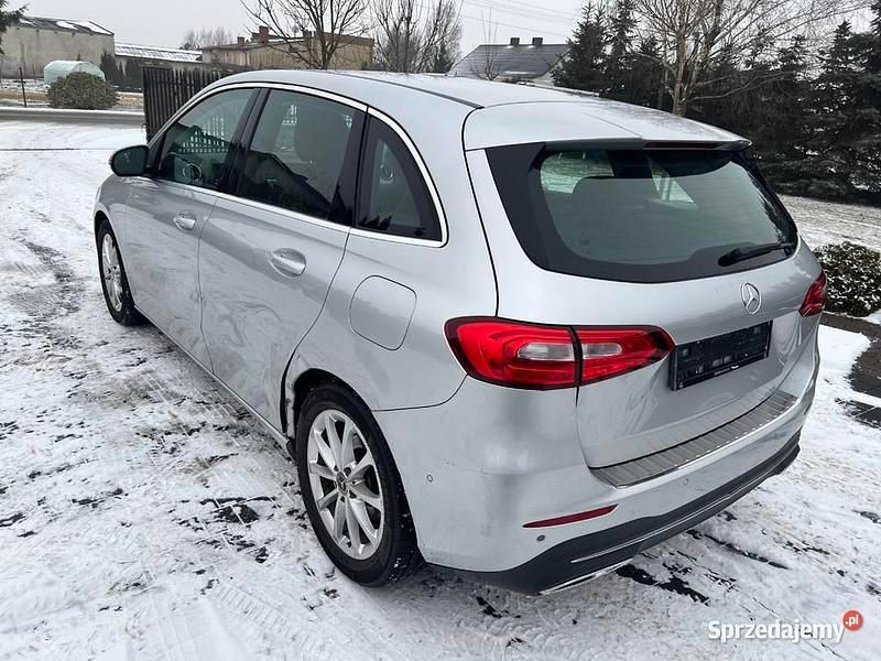Używany Mercedes A180 136 KM (100 kW) 2020 Srebrny Minivan