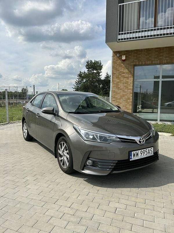 Używany Toyota Corolla 132 KM (97 kW) 2018 Brązowobeżowy Sedan/Limuzyna