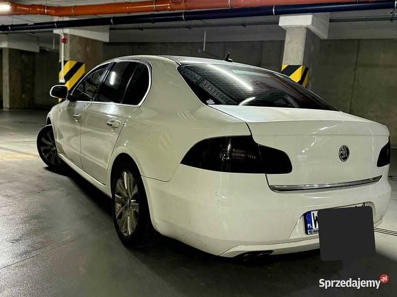 Biały Używany 2011 Skoda Superb Sedan/Limuzyna | 27 900 zł (Uczciwa cena) - Obraz 1/4