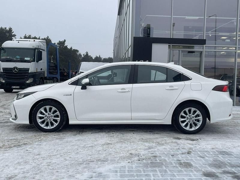 Używany Toyota Corolla Comfort 122 KM (89 kW) 2021 Biały Sedan/Limuzyna