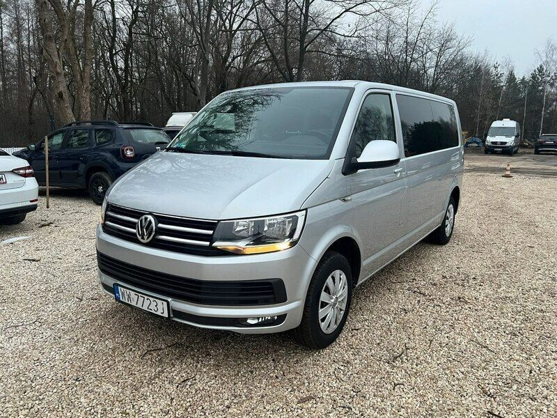 Srebrny (metalik) Używany 2018 VW Caravelle Minivan | 105 800 zł (Dobra cena) - Obraz 1/4