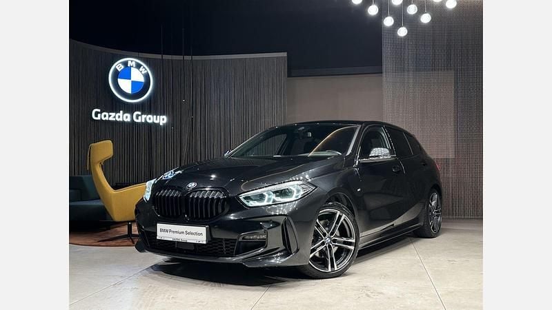 Czarny szafir metalizowany Używany 2023 BMW 118 Shadowline Hatchback | 102 900 zł (Uczciwa cena) - Obraz 1/3