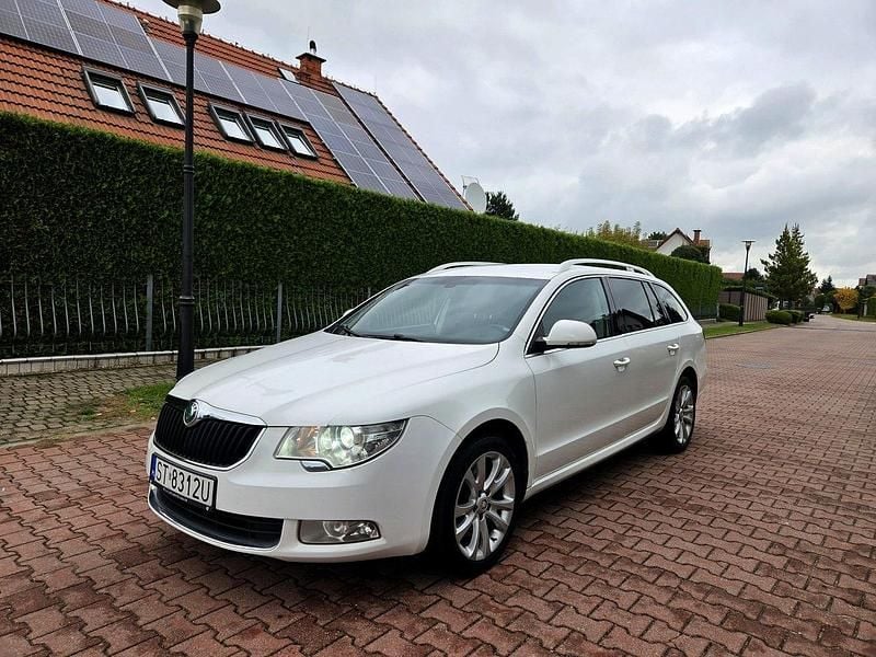 Biały Używany 2011 Skoda Superb Kombi | 20 900 zł (Uczciwa cena) - Obraz 1/4