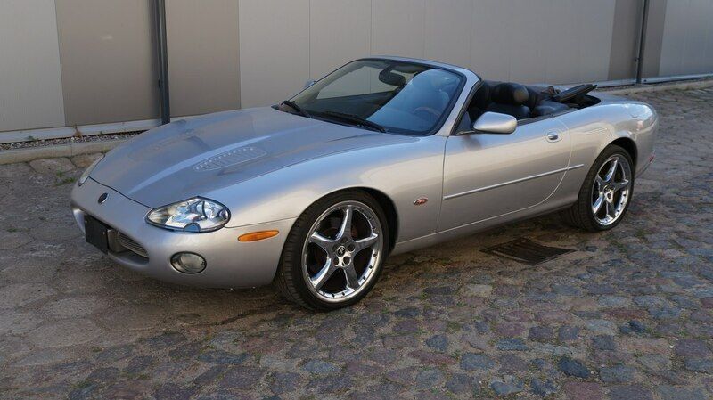 Srebrny (metalik) Używany 2002 Jaguar XK8 Kabriolet | 55 900 zł - Obraz 1/4