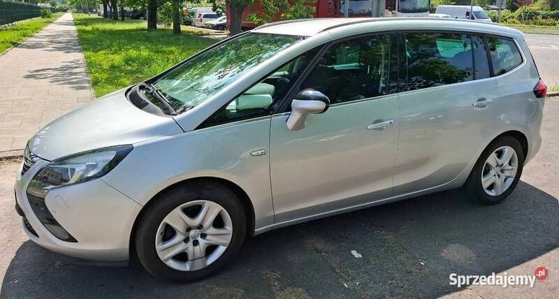 Srebrny Używany 2015 Opel Zafira Tourer Minivan | 41 000 zł (Dość drogi) - Obraz 1/4