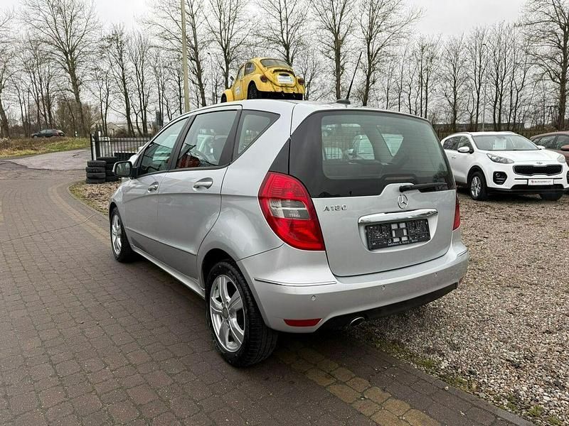 Używany Mercedes A180 116 KM (85 kW) 2010 Srebrny Hatchback