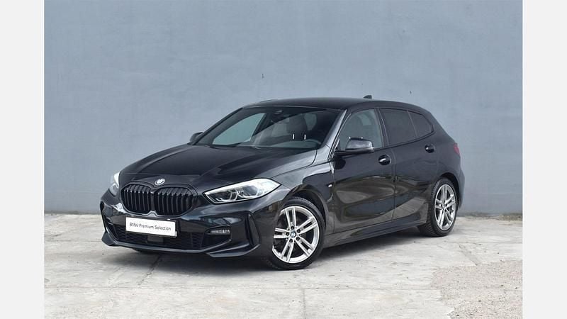 Czarny szafir metalizowany Używany 2024 BMW 118 Shadowline Hatchback | 119 900 zł (Uczciwa cena) - Obraz 1/3