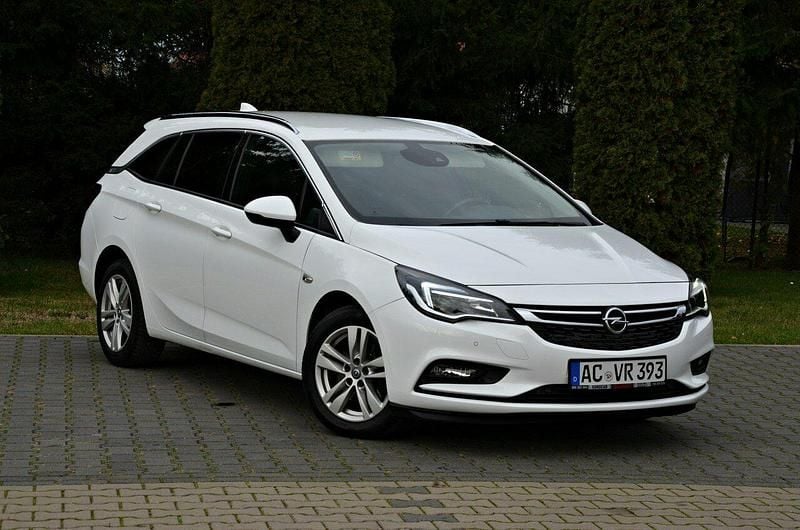 Biały Używany 2018 Opel Astra Kombi | 35 900 zł (Uczciwa cena) - Obraz 1/4