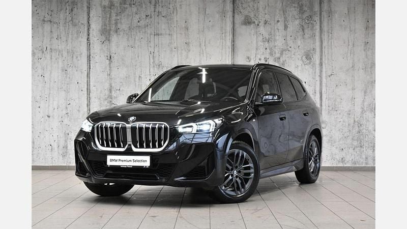 Czarny szafir metalizowany Używany 2023 BMW X1 Luxury Line SUV | 184 900 zł (Uczciwa cena) - Obraz 1/3