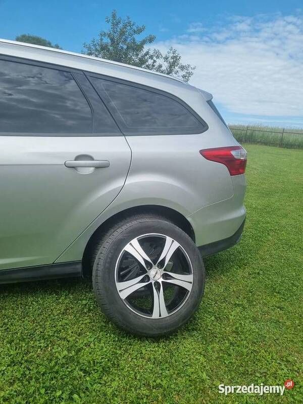 Używany Ford Focus 2014 Srebrny Kombi