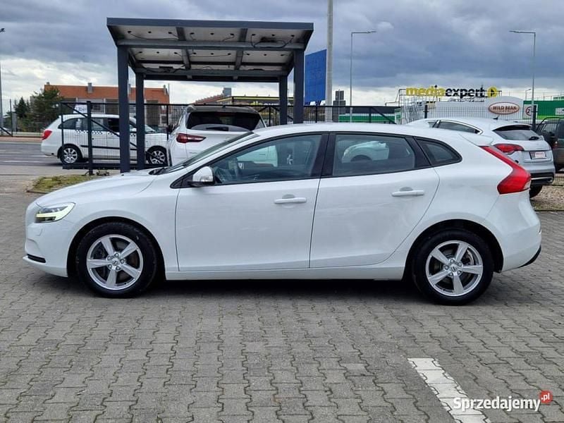 Używany Volvo V40 Business Edition 120 KM (88 kW) 2017 Biały Hatchback