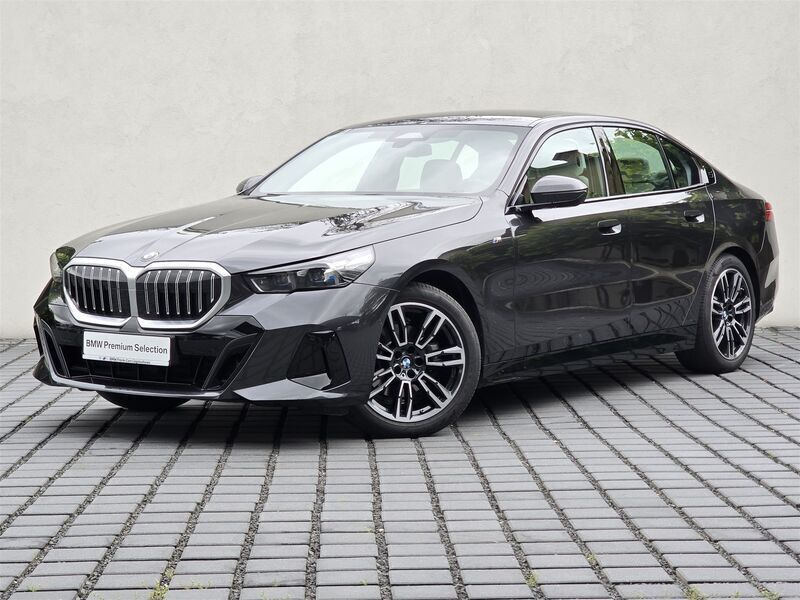 Szary sophisto z brylantowym połyskiem metalizowany Używany 2024 BMW 520 Shadowline Sedan/Limuzyna | 247 900 zł (Super Cena) - Obraz 1/3