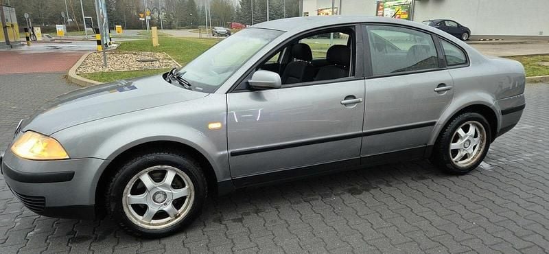 Srebrny Używany 2002 VW Passat Kombi | 4850 zł (Uczciwa cena) - Obraz 1/4