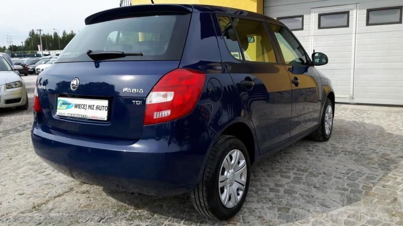Używany Skoda Fabia 90 KM (66 kW) 2013 Granatowy metalik Hatchback