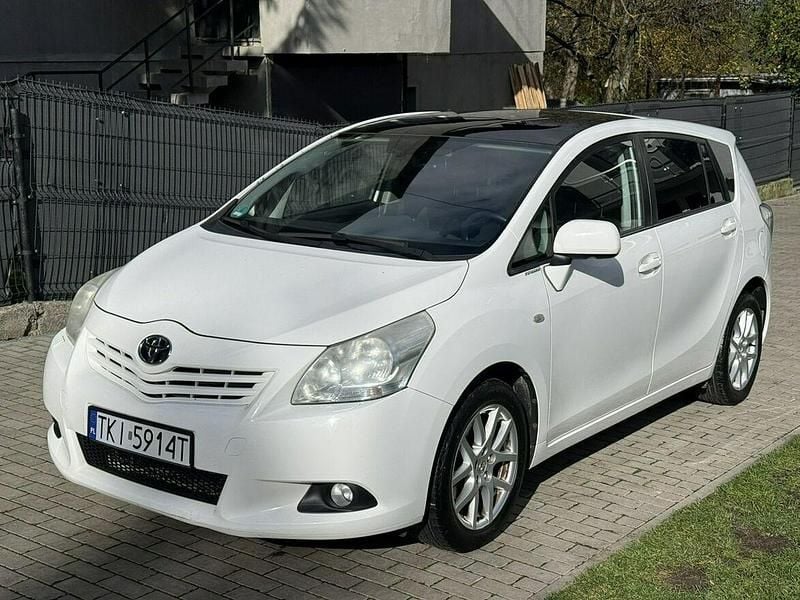 Biały Używany 2010 Toyota Verso Minivan | 29 900 zł (Uczciwa cena) - Obraz 1/4