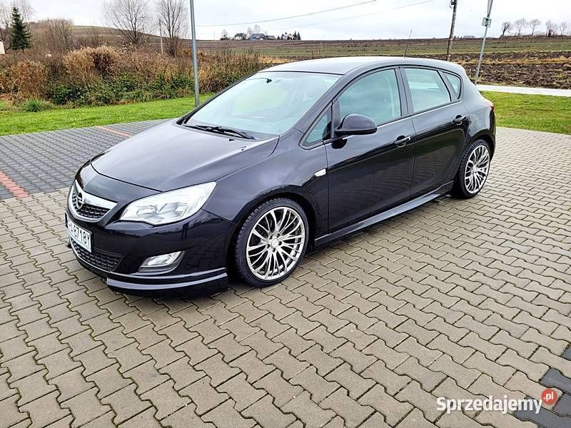 Czarny Używany 2010 Opel Astra Hatchback | 24 900 zł (Dość drogi) - Obraz 1/4