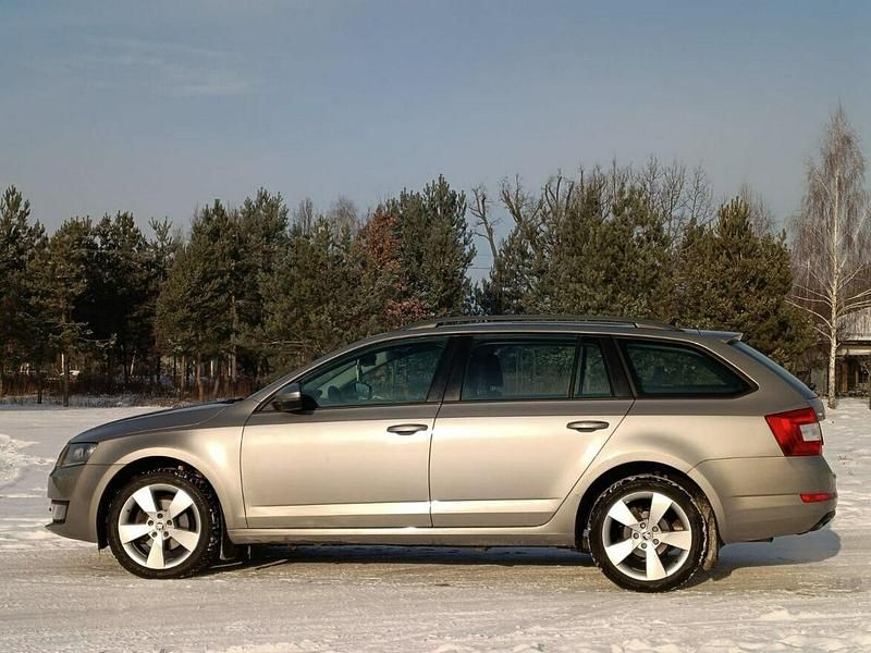 Używany Skoda Octavia 2016 Żółtozłoty Hatchback