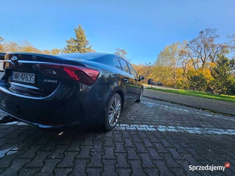 Używany Toyota Avensis 143 KM (105 kW) 2016 Granatowy Sedan/Limuzyna