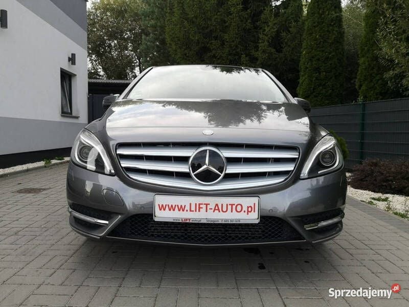 Szary Używany 2012 Mercedes B180 Minivan | 49 900 zł (Uczciwa cena) - Obraz 1/4