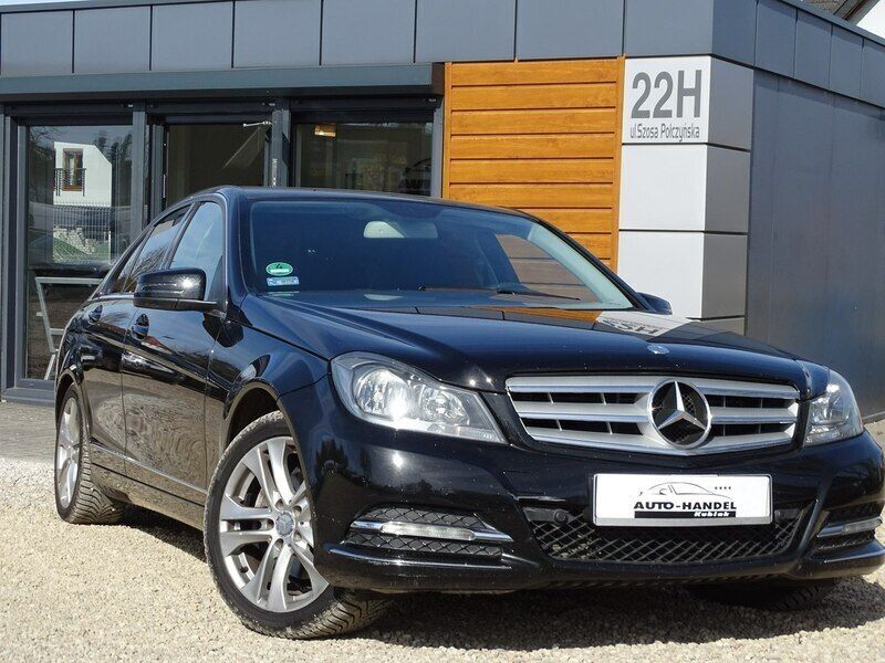 Używany Mercedes C220 170 KM (125 kW) 2013 Czarny (metalik) Sedan/Limuzyna