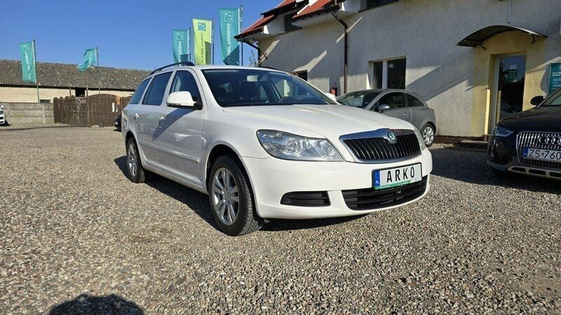 Biały Używany 2011 Skoda Octavia Sedan/Limuzyna | 25 900 zł (Drogi) - Obraz 1/4