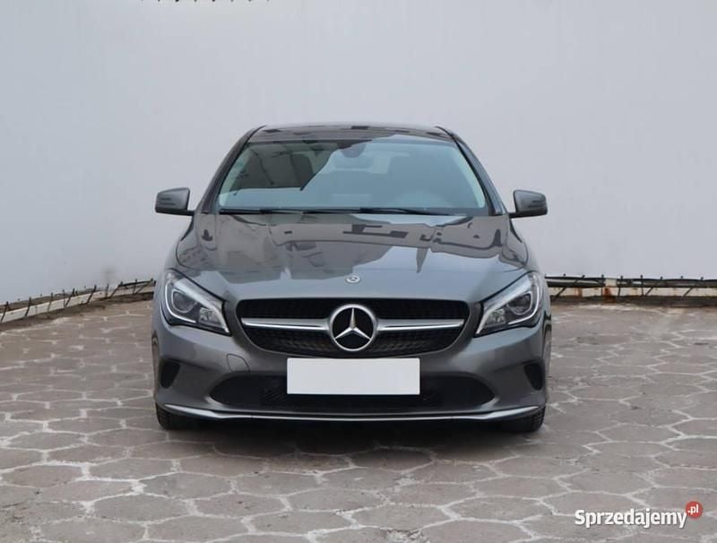 Używany Mercedes CLA180 2018 Srebrny Sedan/Limuzyna