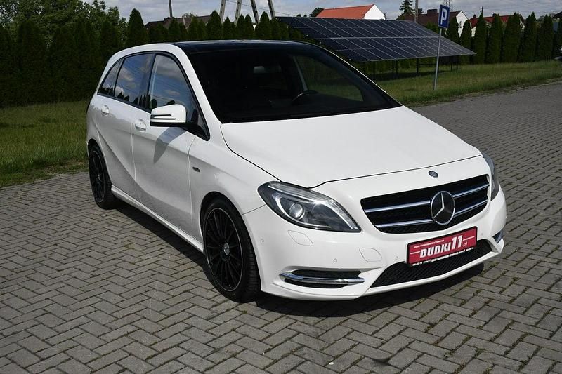 Biały Używany 2012 Mercedes B180 Minivan | 31 900 zł (Uczciwa cena) - Obraz 1/4