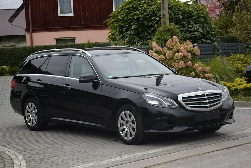 Czarny Używany 2013 Mercedes E220 Kombi | 25 900 zł - Obraz 1/4